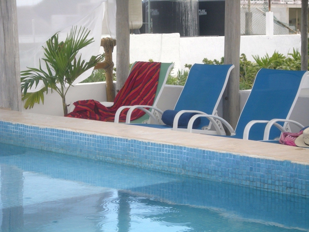 Imagen de la piscina del Hotel The Blue Pearl Suites. Foto 13