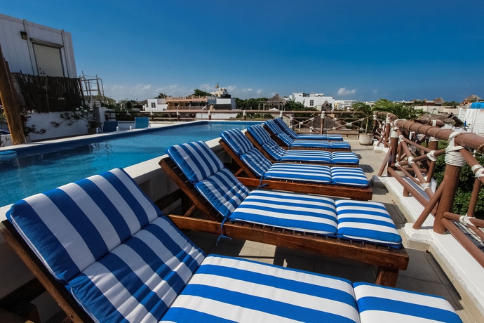Imagen de la piscina del Hotel The Blue Pearl Suites. Foto 14
