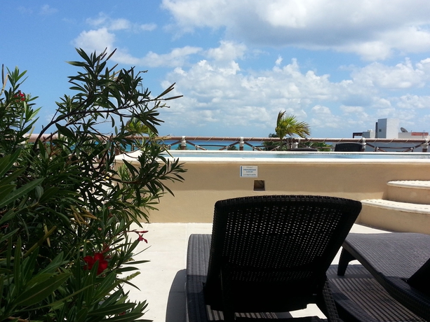 Imagen de la piscina del Hotel The Blue Pearl Suites. Foto 15