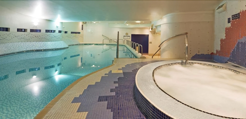 Imagen de la piscina del Hotel The Bolton Stadium Hotel, a member of Radisson Individuals. Foto 18