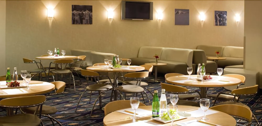 Imagen del bar/restaurante del Hotel The Bolton Stadium Hotel, a member of Radisson Individuals. Foto 2