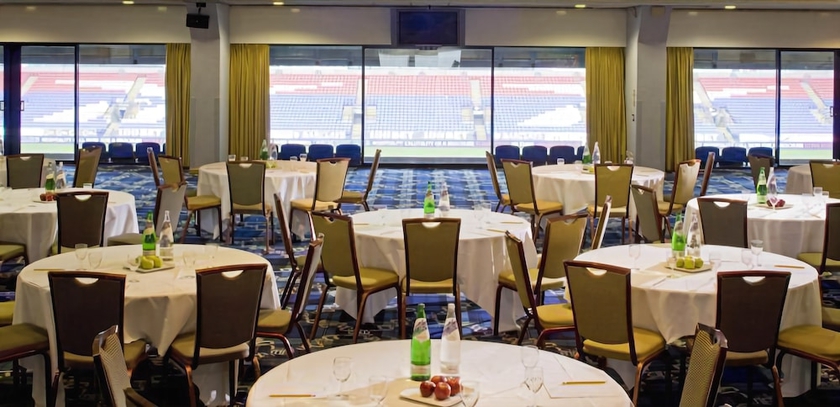 Imagen del bar/restaurante del Hotel The Bolton Stadium Hotel, a member of Radisson Individuals. Foto 3