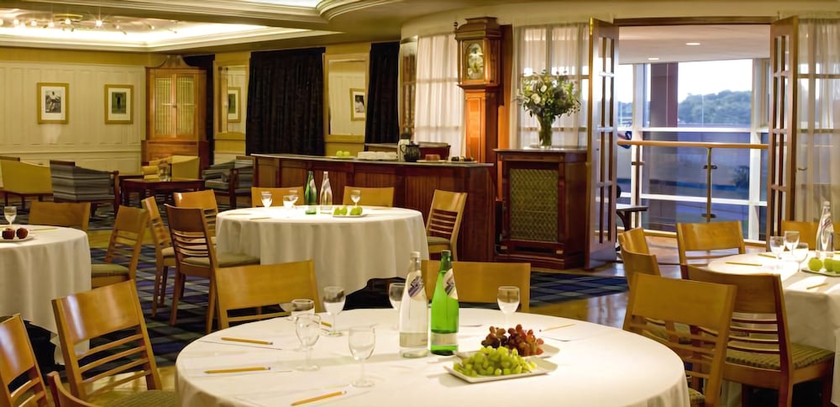 Imagen del bar/restaurante del Hotel The Bolton Stadium Hotel, a member of Radisson Individuals. Foto 4