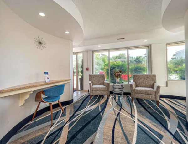 Imagen de los interiores del Hotel The Breakers And Suites. Foto 17