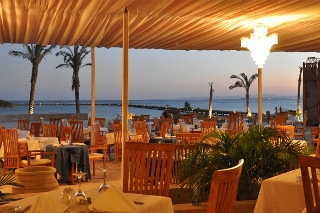Imagen del bar/restaurante del Hotel The Breakers Diving & Surfing Lodge. Foto 12