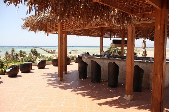 Imagen del bar/restaurante del Hotel The Breakers Diving and Surfing Lodge. Foto 3