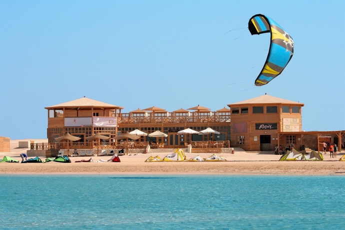 Imagen de los exteriores del Hotel The Breakers Diving and Surfing Lodge. Foto 10