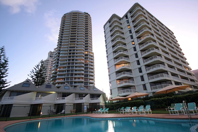 Imagen de la piscina del Hotel The Breakers, Surfers Paradise. Foto 8