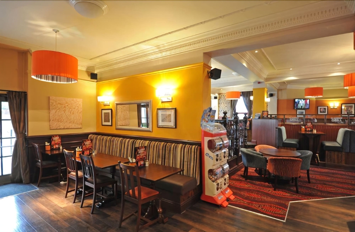 Imagen del bar/restaurante del Hotel The Brentwood By Greene King Inns. Foto 2