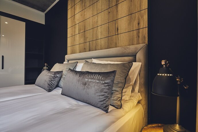 Imagen de la habitación del Hotel The Bridge Suites. Foto 20