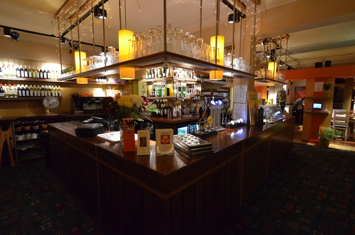 Imagen del bar/restaurante del Hotel The Broadway, North Hertfordshire. Foto 2