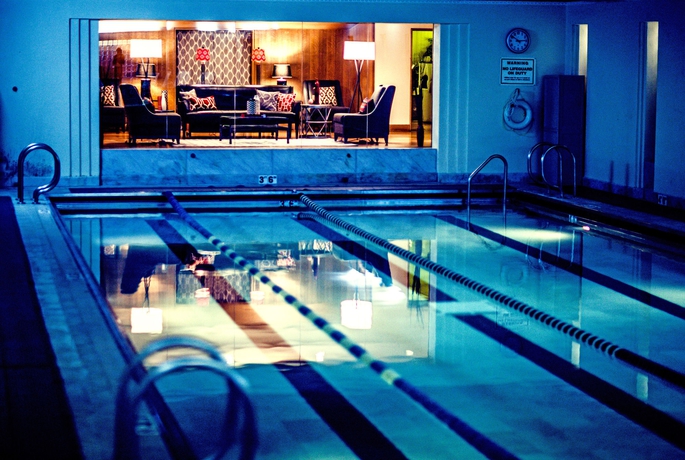 Imagen de la piscina del Hotel The Buckingham, Chicago. Foto 13