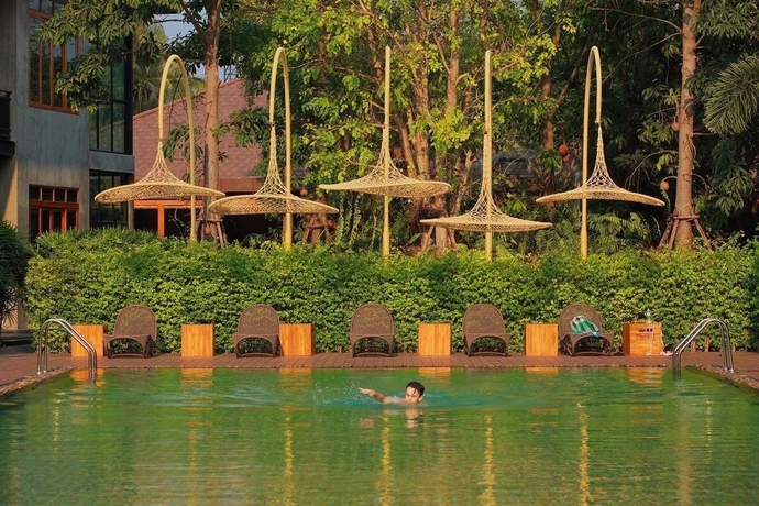Imagen de la piscina del Hotel The Buffalo Amphawa. Foto 17