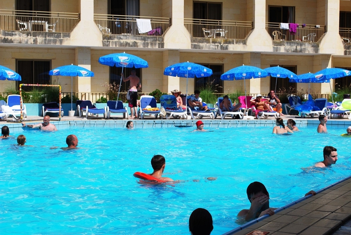 Imagen de la piscina del Hotel The Bugibba. Foto 16