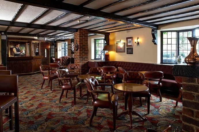 Imagen del bar/restaurante del Hotel The Bull, Gerrards Cross. Foto 5