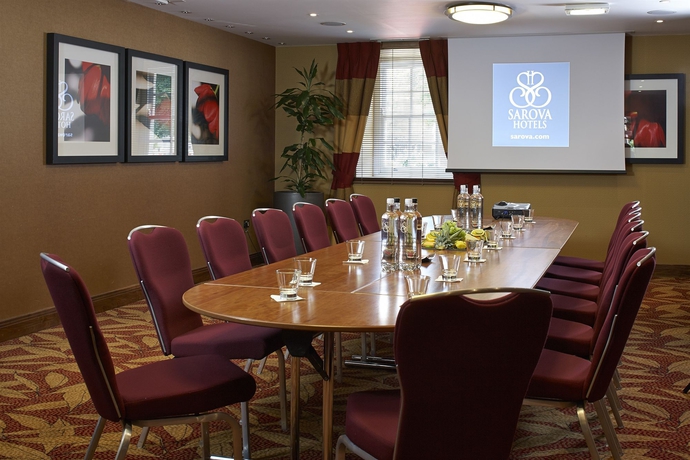 Imagen de los interiores del Hotel The Bull, Gerrards Cross. Foto 14
