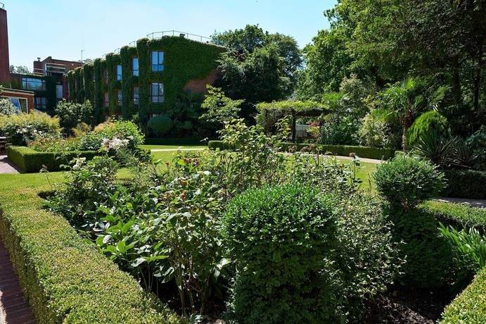 Imagen de los exteriores del Hotel The Bull, Gerrards Cross. Foto 10