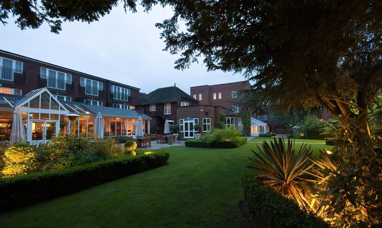 Imagen de los exteriores del Hotel The Bull, Gerrards Cross. Foto 11