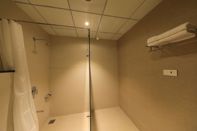 Imagen de la habitación del Hotel The Byke Suraj Club. Foto 11