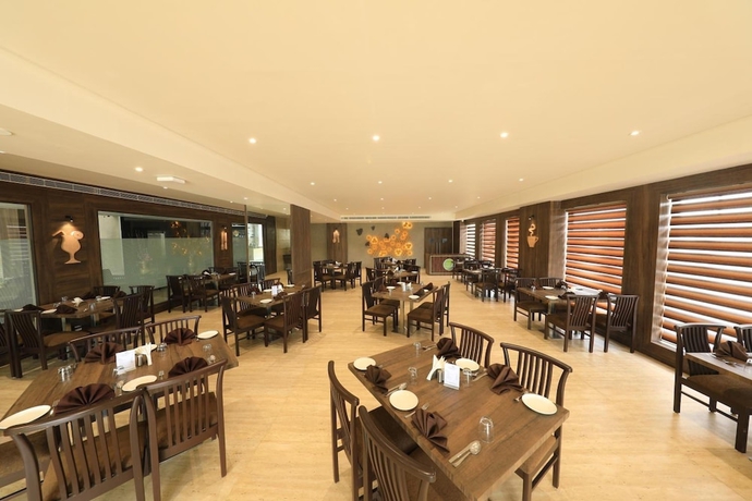 Imagen del bar/restaurante del Hotel The Byke Suraj Club. Foto 4