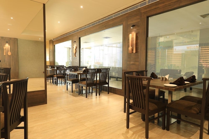 Imagen del bar/restaurante del Hotel The Byke Suraj Club. Foto 5