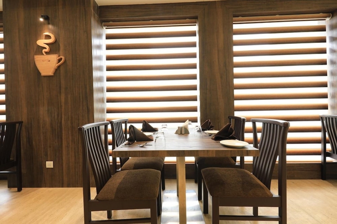 Imagen del bar/restaurante del Hotel The Byke Suraj Club. Foto 6