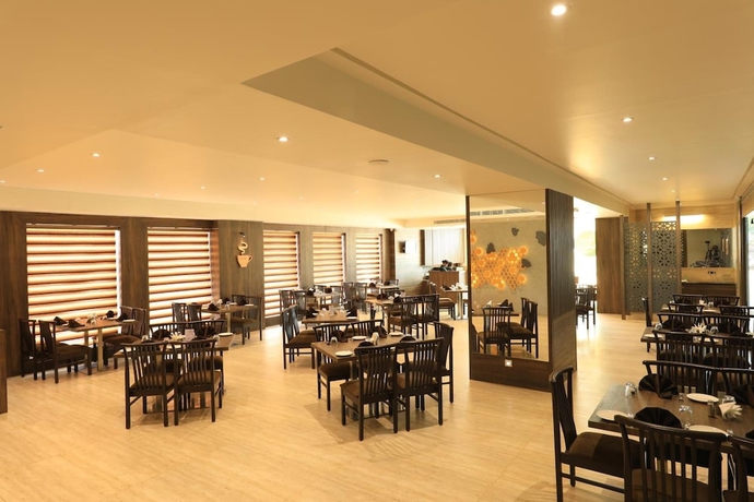 Imagen del bar/restaurante del Hotel The Byke Suraj Club. Foto 7