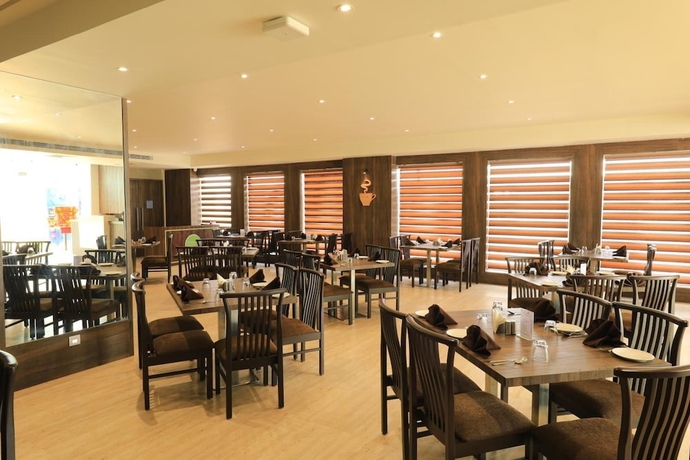 Imagen del bar/restaurante del Hotel The Byke Suraj Club. Foto 8