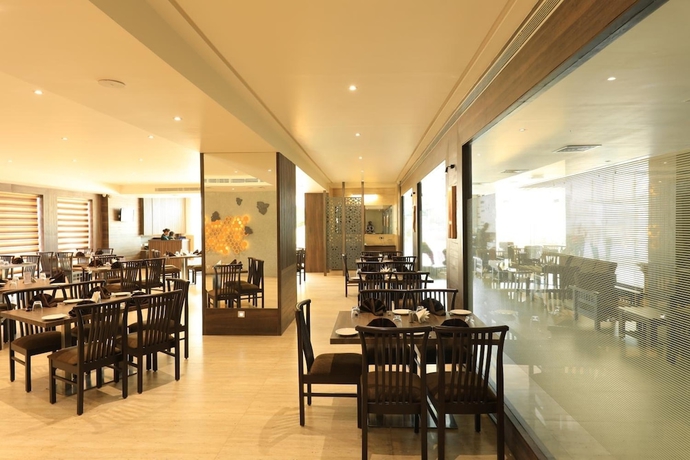 Imagen del bar/restaurante del Hotel The Byke Suraj Club. Foto 9