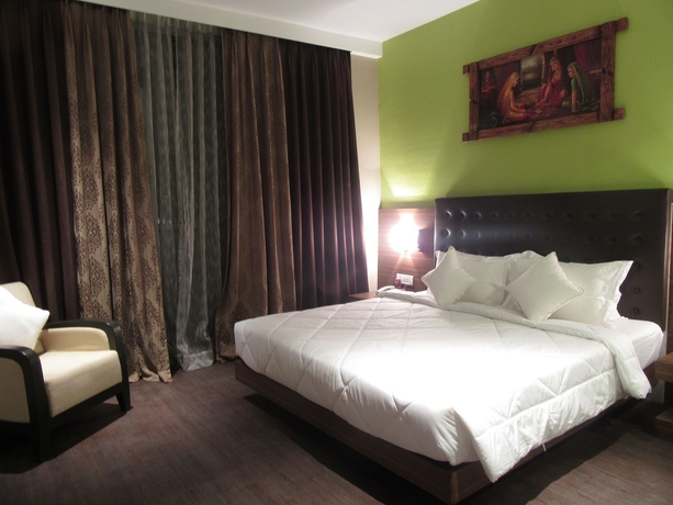 Imagen de la habitación del Hotel The Byke Suraj Plaza. Foto 8