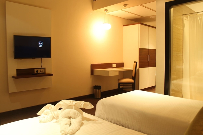 Imagen de la habitación del Hotel The Byke Suraj Plaza. Foto 11