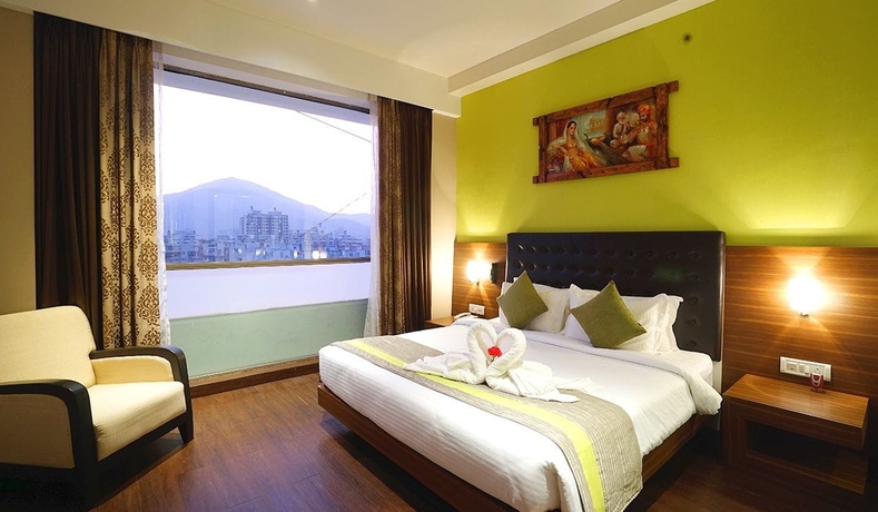 Imagen de la habitación del Hotel The Byke Suraj Plaza. Foto 14