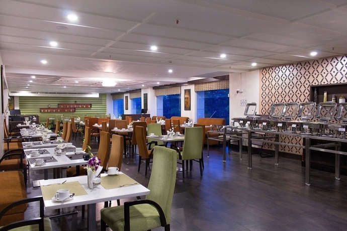 Imagen del bar/restaurante del Hotel The Byke Suraj Plaza. Foto 2