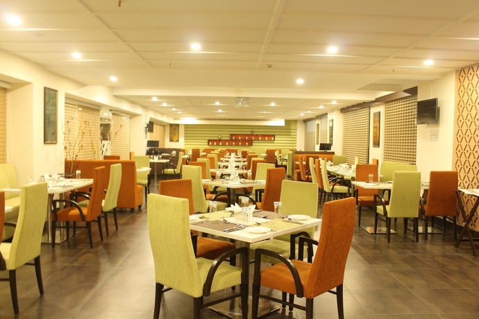 Imagen del bar/restaurante del Hotel The Byke Suraj Plaza. Foto 4