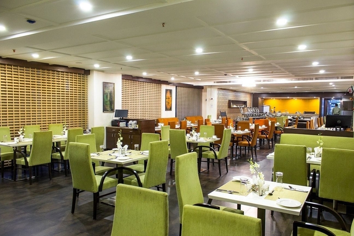 Imagen del bar/restaurante del Hotel The Byke Suraj Plaza. Foto 5