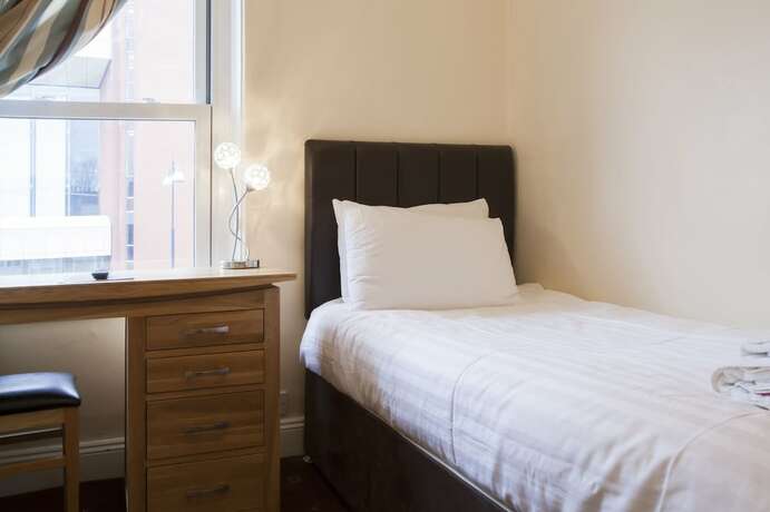 Imagen de la habitación del Hotel The Camberley. Foto 17