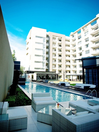 Imagen de la piscina del Hotel The Capital 20 West. Foto 16