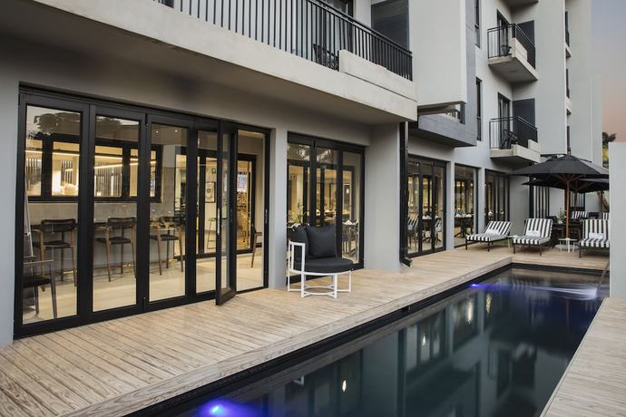 Imagen de la piscina del Hotel The Capital Melrose. Foto 20