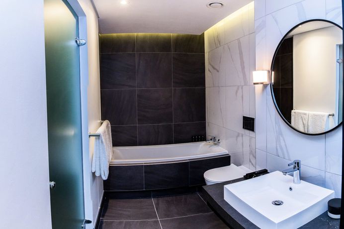 Imagen de la piscina del Hotel The Capital Mirage. Foto 16