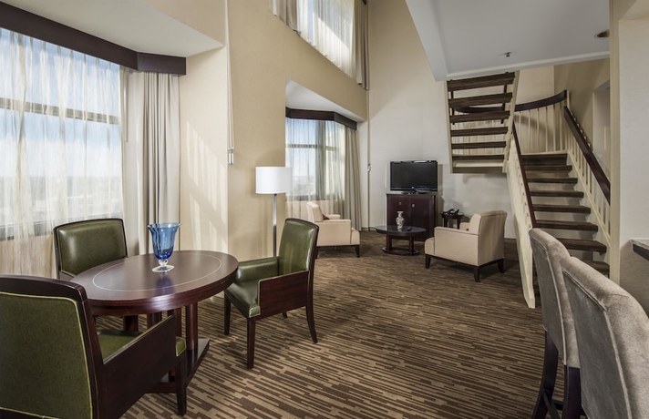 Imagen de la habitación del Hotel The Capital Suites. Foto 2