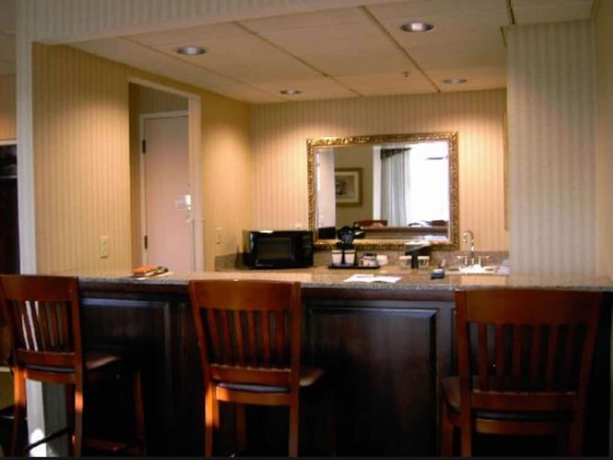 Imagen de la habitación del Hotel The Capital Suites. Foto 7