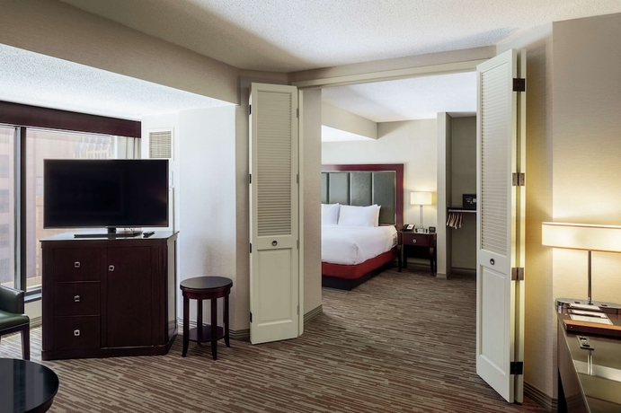 Imagen de la habitación del Hotel The Capital Suites. Foto 9