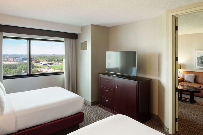 Imagen de la habitación del Hotel The Capital Suites. Foto 13