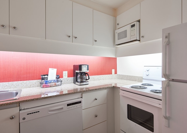 Imagen de la habitación del Hotel The Carleton Suite Hotel. Foto 11