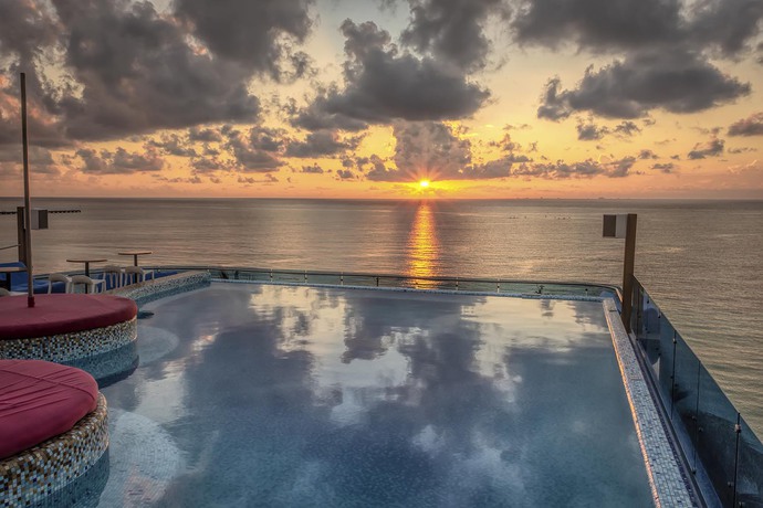 Imagen de la piscina del Hotel The Carmen - Ocean Front. Foto 16