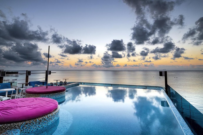 Imagen de la piscina del Hotel The Carmen - Ocean Front. Foto 17