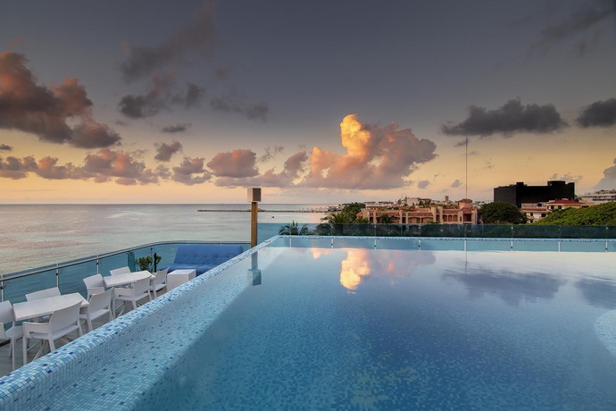Imagen de la piscina del Hotel The Carmen - Ocean Front. Foto 18