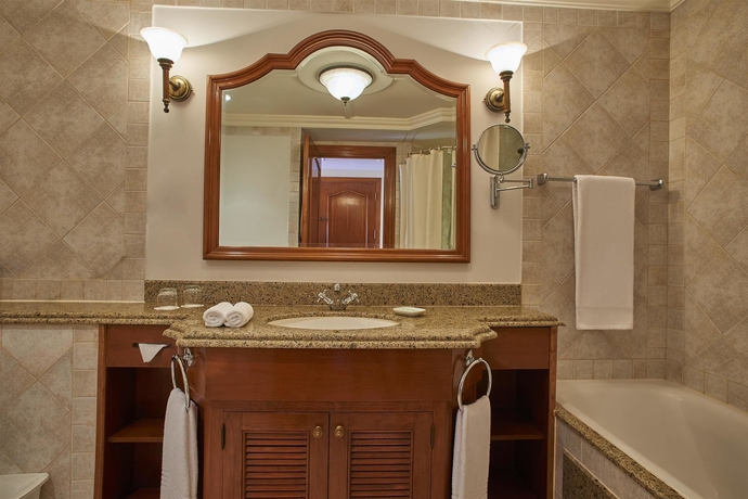 Imagen de la habitación del Hotel The Cascades Golf Resort, Spa & Thalasso. Foto 6