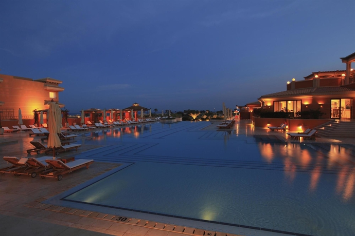 Imagen de la piscina del Hotel The Cascades Golf Resort, Spa & Thalasso. Foto 15