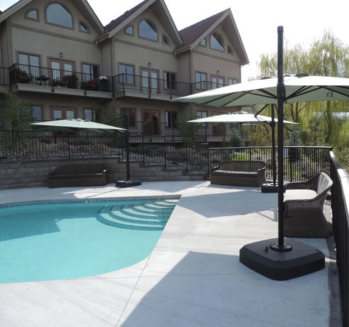 Imagen de la piscina del Hotel The Castle At Swan Lake. Foto 15